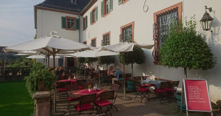 Ansicht auf die Terrasse des Klostercafé in Seligenstadt